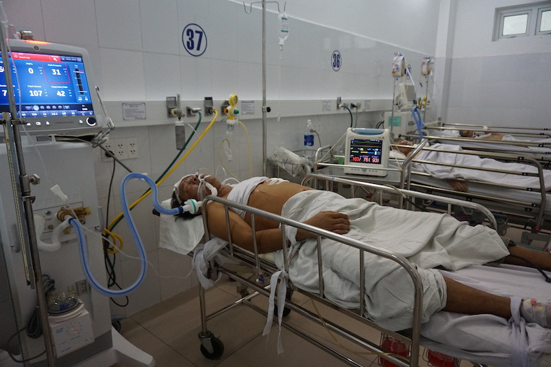 Sau khi tiến hành phẫu thuật đưa chai thủy tinh ra khỏi lồng ngực, bệnh nhân đã qua cơn nguy kịch.