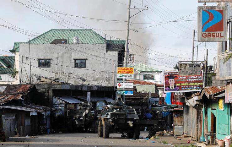 Quân đội Philippines tuần tra tại thành phố Marawi. Ảnh: Reuters