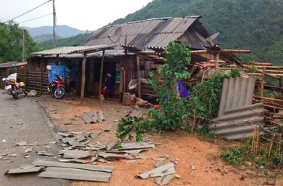 Mưa đá kèm lốc xoáy làm hàng chục ngôi nhà đổ sập