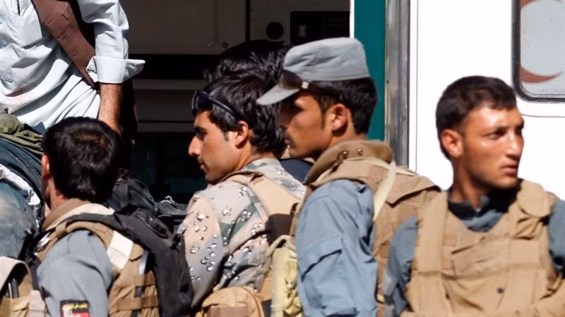 Cảnh sát Afghanistan được coi là mục tiêu tấn công thường xuyên của nhóm khủng bố Taliban. Ảnh: Reuters