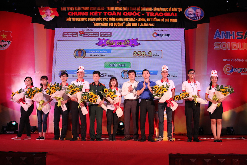 BTC tặng hoa cho các thí sinh xuất sắc tại Vòng chung kết toàn quốc bảng cá nhân