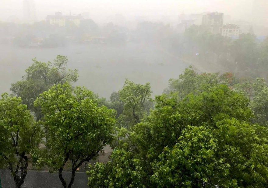 Hà Nội mưa cực to sáng 12/5