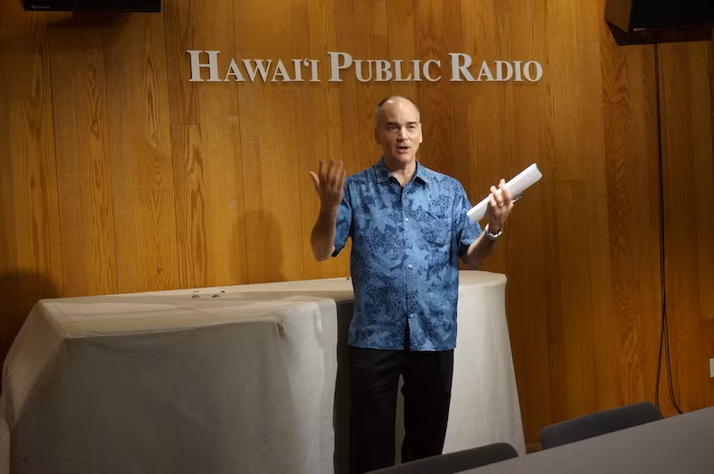 Ông Bill Dorman, Giám đốc tin tức của Đài Phát thanh công cộng Hawaii, trong buổi tiếp các phóng tiên Đông Nam Á