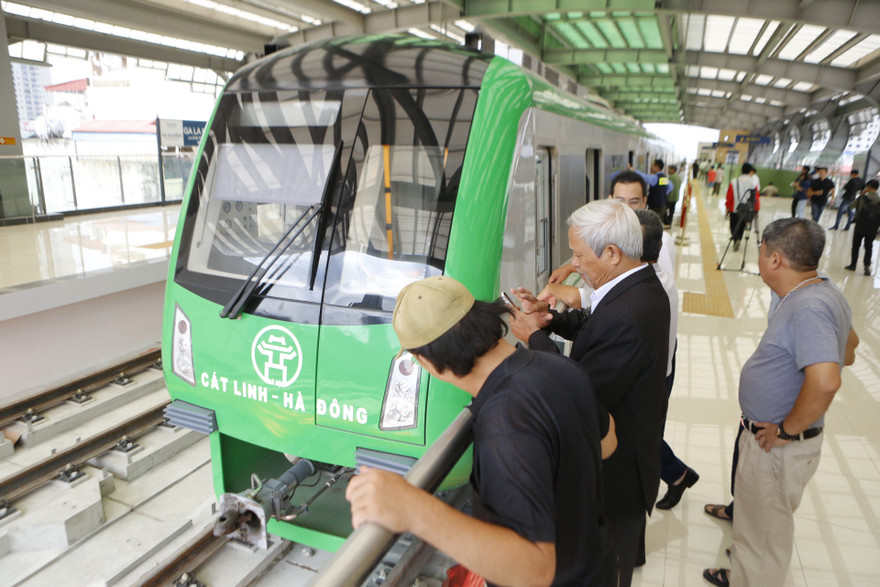 Người dân thăm quan nhà ga Văn Khê, dự án Cát Linh – Hà Đông. Ảnh: Như Ý 