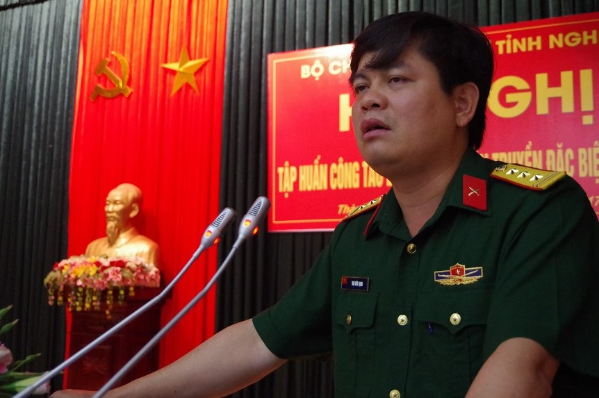 Thượng tá Thái Đức Hạnh, Chính ủy Bộ Chỉ huy Quân sự tỉnh Nghệ An phát biểu chỉ đạo lớp tập huấn, sáng 16/5