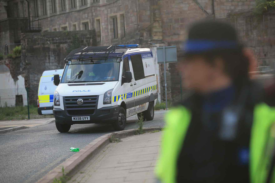 Cảnh sát Manchester đứng bên ngoài sân vận động Manchester Arena sáng nay, 22/5. Ảnh: PA