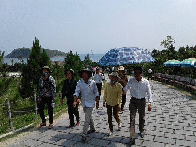 Người dân đến dâng hương, tri ân Đại tướng Võ Nguyên Giáp nhân dịp Kỷ niệm 63 năm Chiến thắng Điện Biên Phủ.