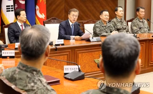 Hôm nay, 17/5, Tổng thống Hàn Quốc Moon Jae-in lần đầu thăm Bộ Quốc phòng sau khi nhậm chức hồi tuần trước. Ảnh: Yonhap