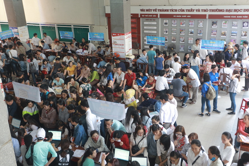 Đông đảo thí sinh đến đăng ký Xét tuyển vào ĐH Duy Tân