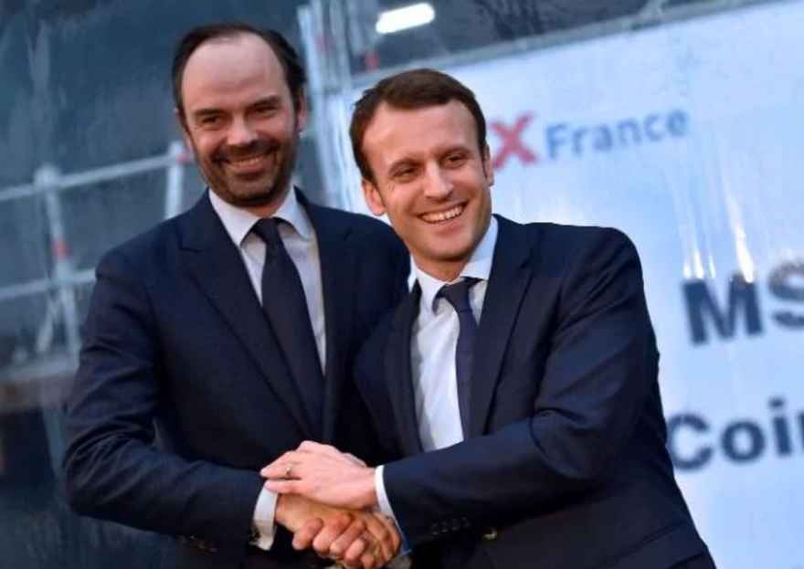 Ông Macron bắt tay Philippe vào năm 2016 khi ông này còn là Thị trưởng thành phố Le Havre. Ảnh: AFP