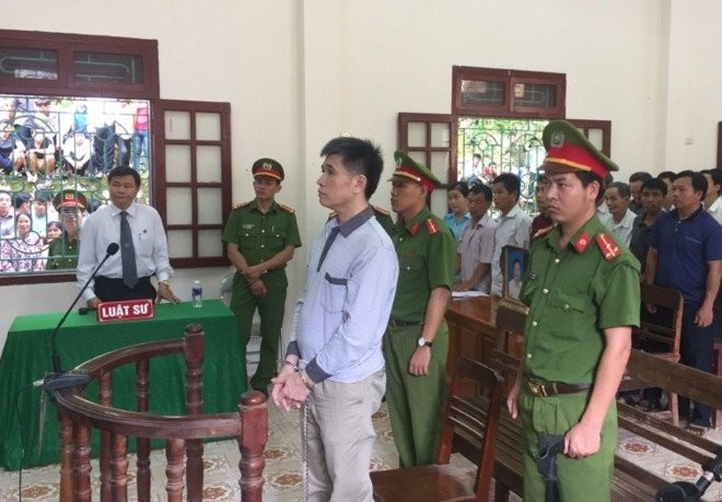 Phạm Văn Thông trước vành móng ngựa 