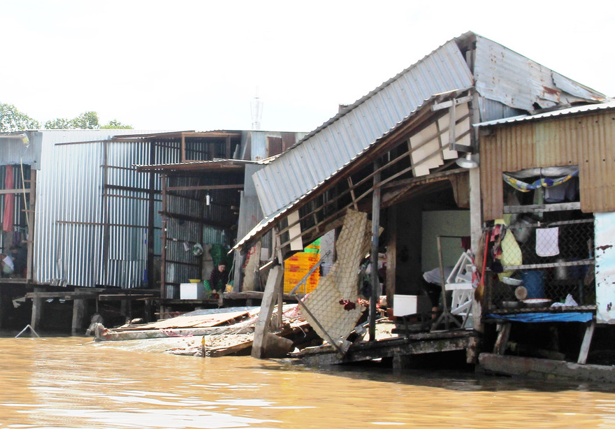 Hiện trường vụ sạt lở chợ Thanh Tùng (huyện Đầm Dơi) vào rạng sáng 31/5, làm 5 căn nhà bị hư hỏng.