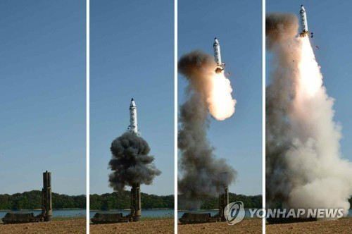 Hình ảnh tên lửa Pukguksong-2 rời bệ phóng chiều 21/5. Ảnh: Yonhap