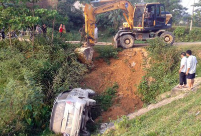 Tài xế ngủ gật, Innova lao xuống hố sâu 8m