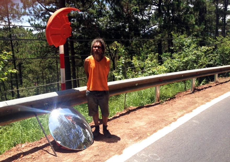 Ông Hộ tại hiện trường vụ đập phá gương cầu lồi 