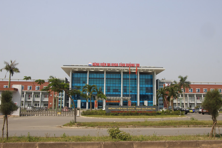 Bệnh viện Đa khoa Quảng Trị, nơi phạm nhân Hồ Văn Yên được đưa vào cấp cứu; Nhiều cán bộ Công an có mặt tại khu vực bệnh viện nơi đang cấp cứu phạm nhân Yên sáng 8/5/2017. Ảnh: QL