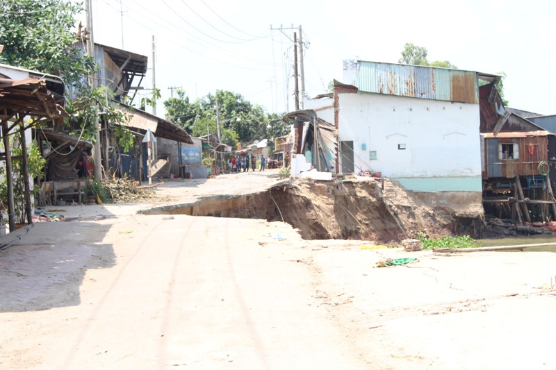 Hiện trường căn nhà bị sạt lở sáng nay. Ảnh: Nhật Huy