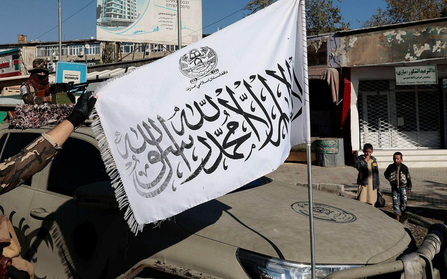 Xe đi tuần của Taliban ở Kabul. Ảnh: Reuters