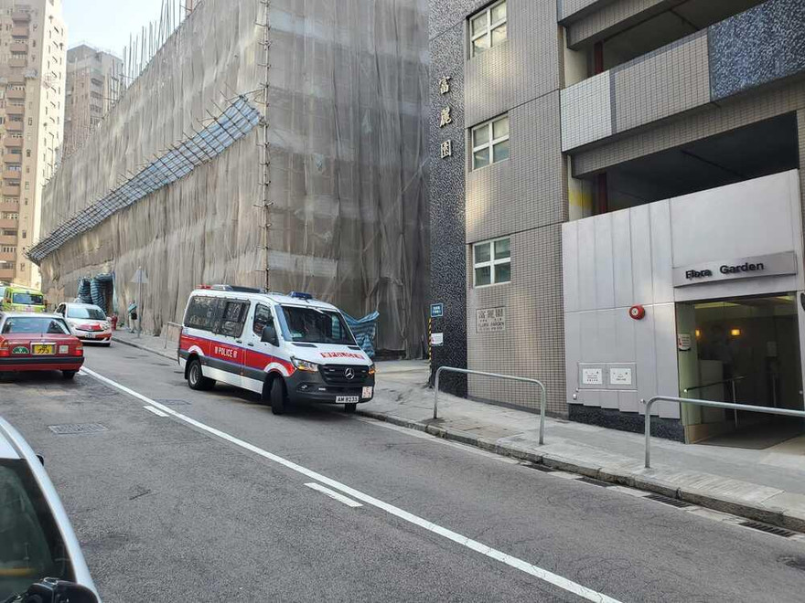 Xe cứu thương tại hiện trường. Ảnh: Standard