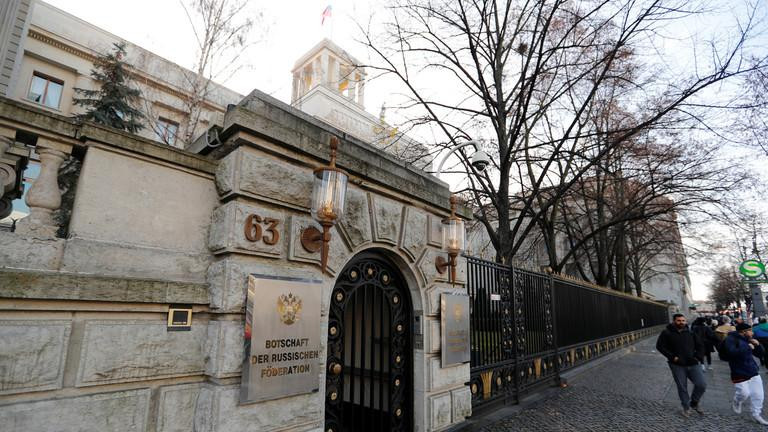 Cổng vào Đại sứ quán Nga tại Berlin (Đức). Ảnh: Reuters