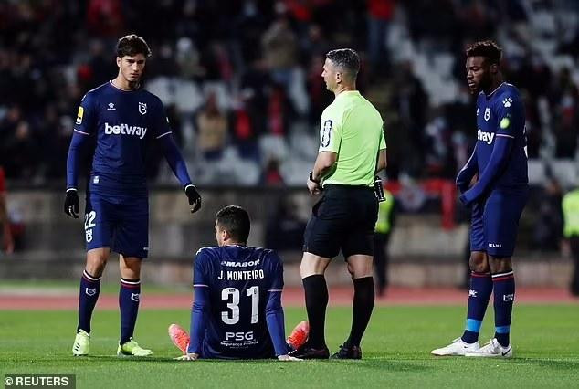 Các cầu thủ đội bóng Belenenses thi đấu hôm 27/11. Ảnh: Reuters