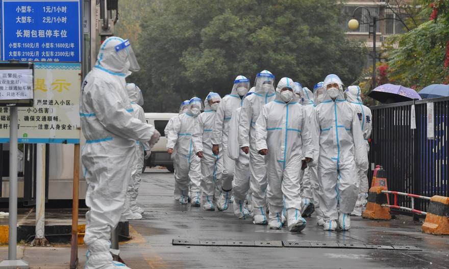 Nhân viên an ninh mặc đồ bảo hộ đi kiểm tra tình hình phòng dịch tại một khu dân cư ở Bắc Kinh ngày 2/11. Ảnh: IC