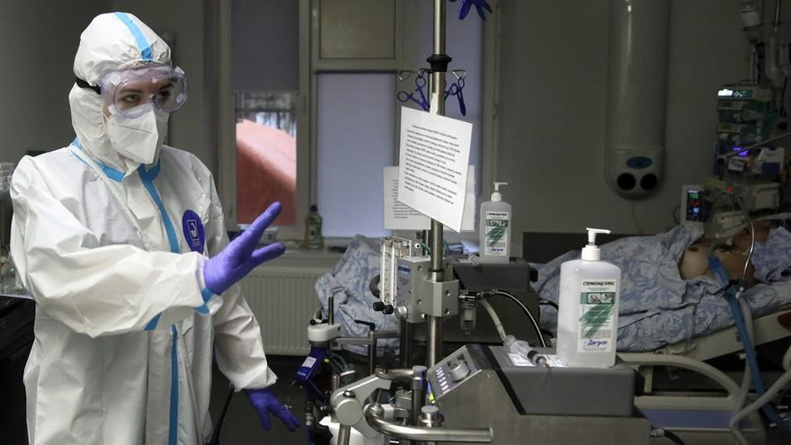 Nhân viên y tế trong phòng chăm sóc đặc biệt cho bệnh nhân COVID-19 ở Krasnodar (Nga). Ảnh: RIA