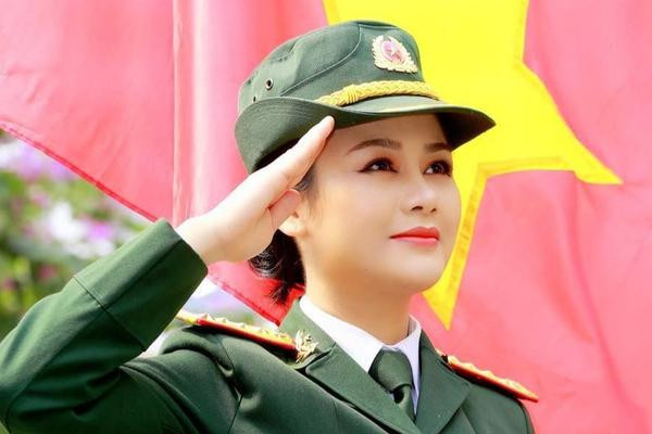 Huyền Sâm, sinh năm 1987, hiện công tác tại Nhà hát kịch nói Quân đội. 