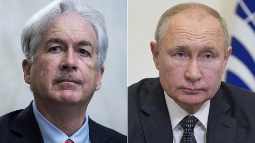 Tổng thống Nga Vladimir Putin (phải) và Giám đốc CIA William Burns. Ảnh: Reuters