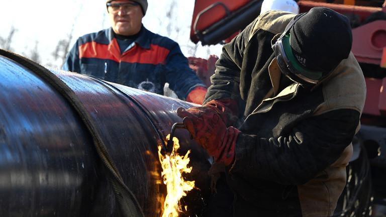 Công nhân sửa chữa một đoạn đường ống dẫn dầu ở làng Romanovka (Belarus). Ảnh: Sputnik