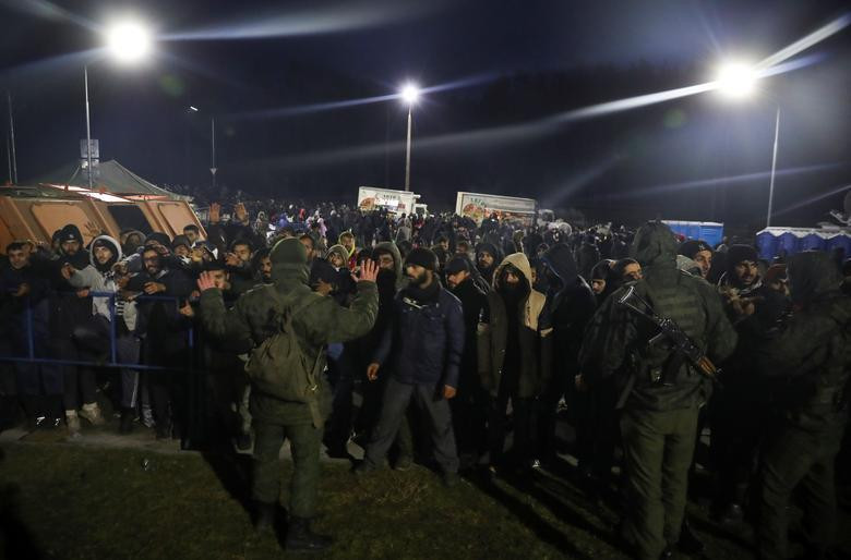 Người di cư tập trung ở Grodno (Belarus). Ảnh: Reuters