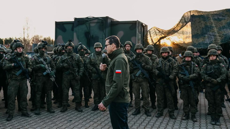 Thủ tướng Ba Lan Mateusz Morawiecki phát biểu trước các binh sĩ ngày 9/11. Ảnh: Reuters