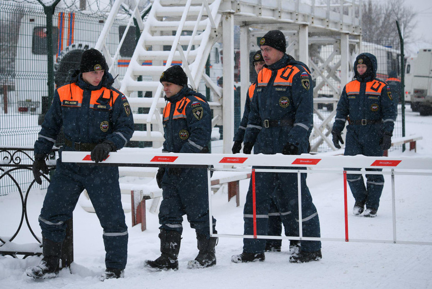 Các chuyên gia thuộc Bộ Tình trạng khẩn cấp Nga tham gia quá trình cứu hộ. Ảnh: Reuters