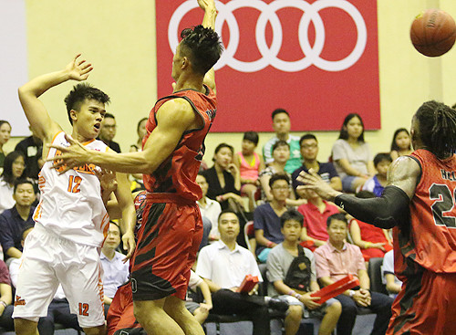 'Địa chấn' ở trận mở màn giải bóng rổ nhà nghề Việt Nam