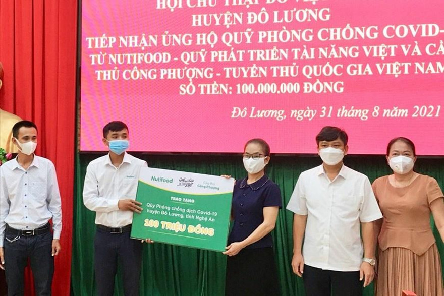 Công Phượng đóng góp giúp quê hương Đô Lương chống dịch COVID-19