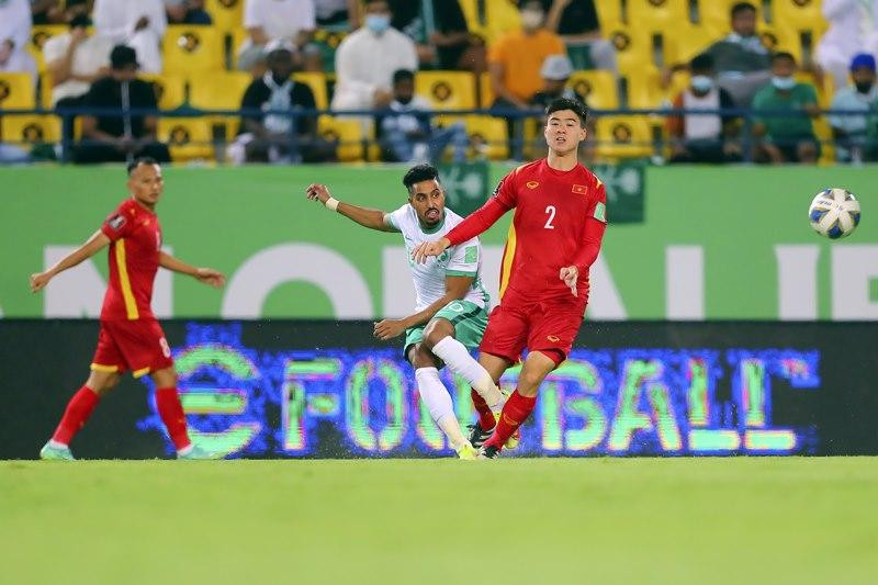 Duy Mạnh nhận 2 thẻ vàng chỉ trong vòng 3 phút