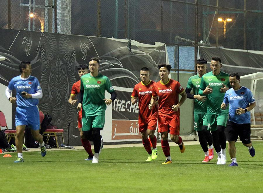 Thầy Park bị ‘quây’ khi đá bóng ma, tuyển thủ Việt Nam thoải mái chờ đấu Saudi Arabia 