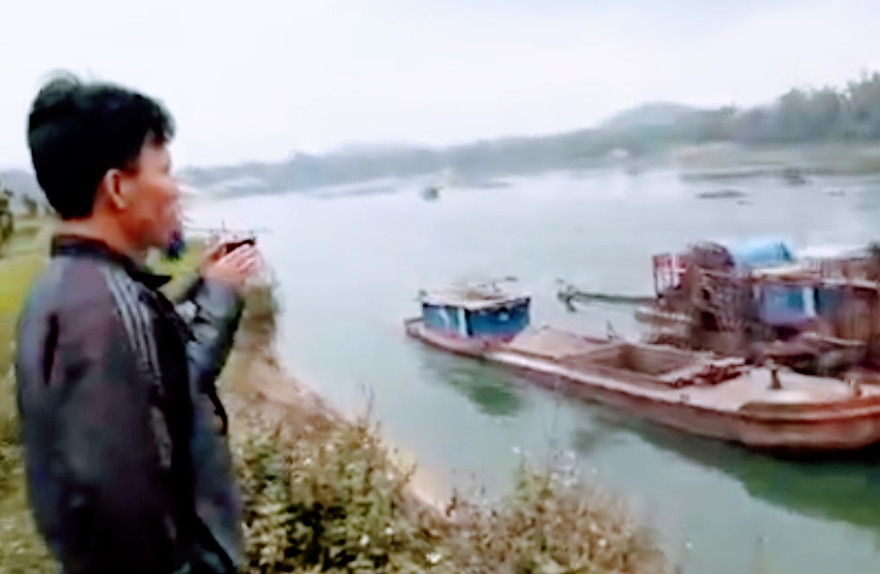 Người dân ghi hình hoạt động khai thác cát.