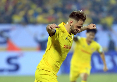 Bị sa thải vì 'bệnh ngôi sao', ngoại binh Nam Định kêu oan