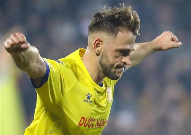 Bị sa thải, chân sút ngoại 'phản pháo' HLV Nam Định