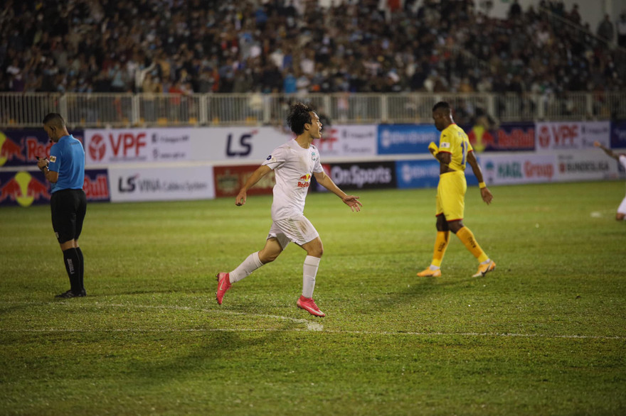 Văn Toàn ghi bàn thắng ấn định tỉ số 2-1 cho HAGL