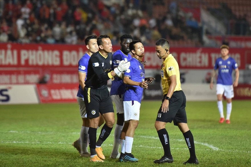 Tấn Trường lộ bí quyết cản phá phạt đền, giúp Hà Nội FC thắng Hải Phòng