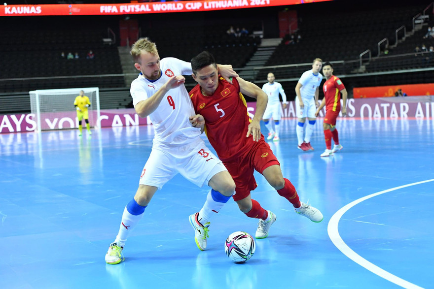 ĐT futsal Việt Nam (áo đỏ) sẽ chạm trán đối thủ mạnh Nga vòng 1/8 World Cup