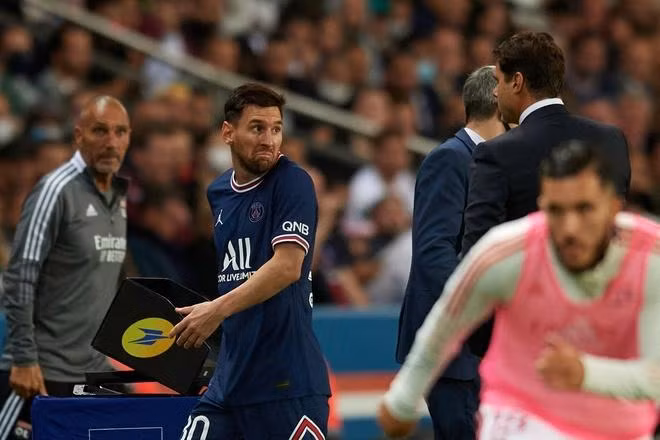 Messi tỏ thái độ với HLV Pochettino. 