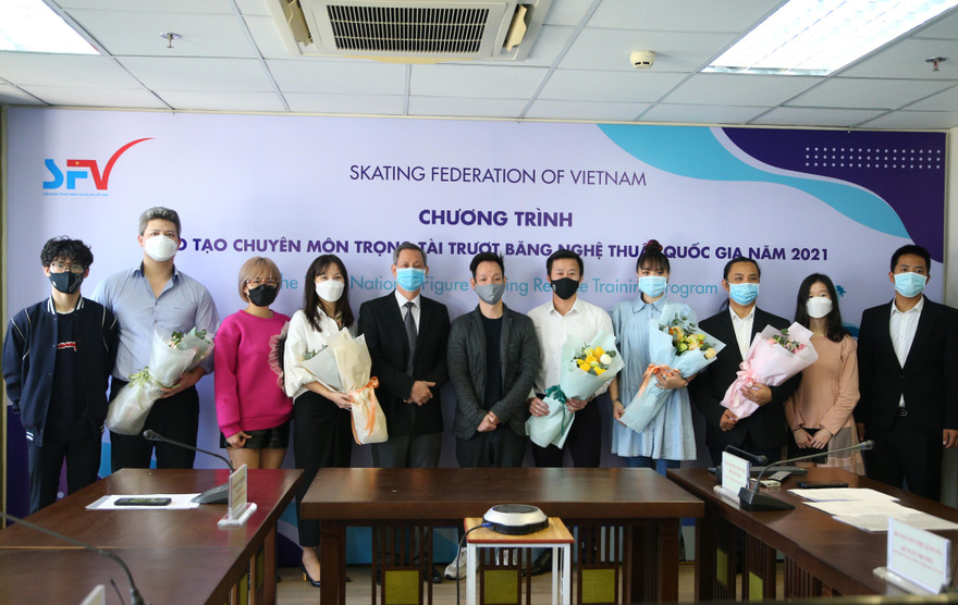 'Cặp đôi vàng' Minh Sang- Thu Hà thử sức làm trọng tài… trượt băng nghệ thuật 