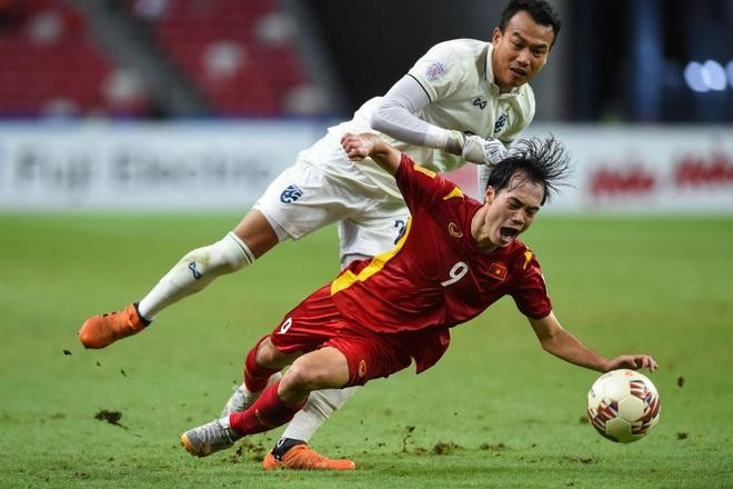 CĐV bất bình tình huống trọng tài bỏ qua thẻ đỏ với thủ môn Thái Lan