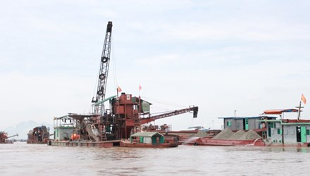 Cảnh máy móc khai thác cát tặc trên sông Hồng.