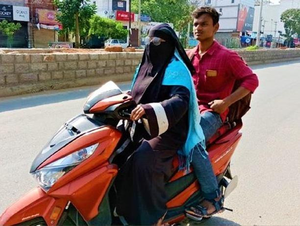 Bà Razia Begum và con trai. Ảnh: News Minute