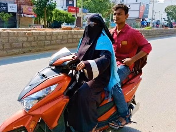 Bà Razia Begum và con trai. Ảnh: News Minute