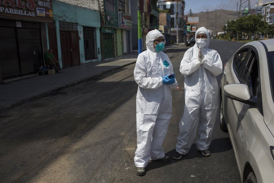 Nhân viên y tế Peru. Ảnh: AP